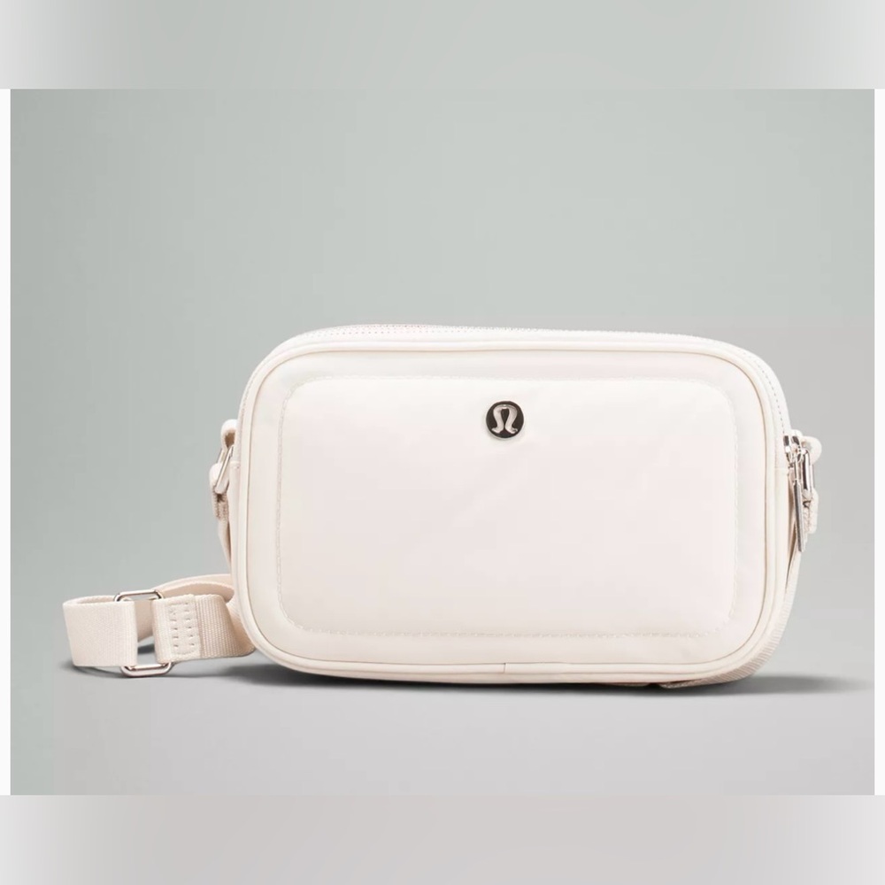Lululemon Crossbody Camera 2L bag